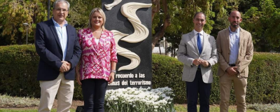 Benalmádena rinde un homenaje a las víctimas de terrorismo con una escultura